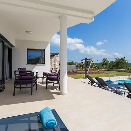 Eleonora Villa *